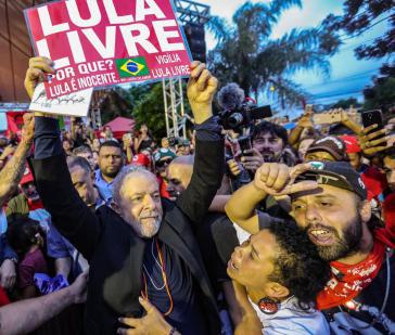 Lula nach seiner Freilassung mit Anhängern in Curitiba