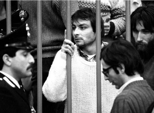 Cesare Battisti während des ersten Prozesses. Er wurde zu 12 Jahren Haft wegen Mitgliedschaft in einer bewaffneten Gruppe verurteilt