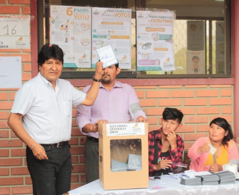 Bei der Stimmabgabe in Bolivien: Präsident Evo Morales