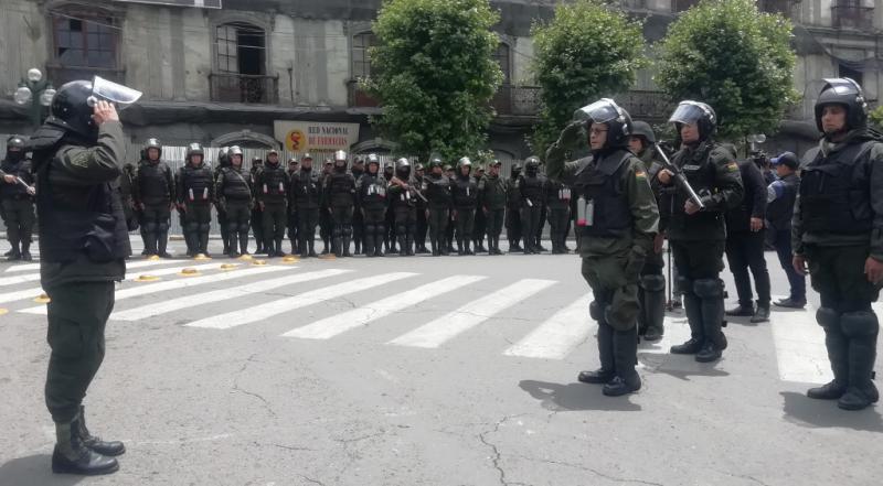 Seit der Selbsternennung von Añez riegeln immer mehr Polizisten den  Plaza Murillo ab, wo sich auch der Regierungssitz und das Parlament befinden