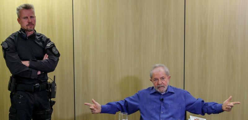 Besteht auf der Aufhebung aller gegen ihn ergangenen Urteile: Ex-Präsident Lula da Silva, hier beim Interview mit Brasil de Fato im Gefängnis (25.Oktober)