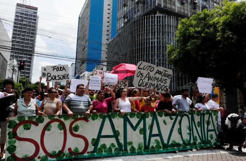 Demonstranten fordern den Rücktritt von Brasiliens Präsident Bolsonaro, wie hier in Manaus