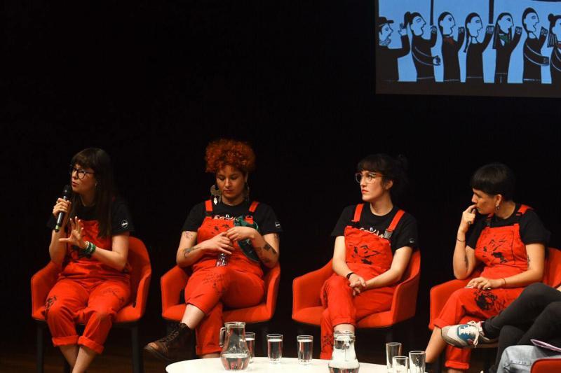 Schlagartig weltweit bekannt: Das Kollektiv Las Tesis, hier bei einer TV-Podiumsdiskussion am vergangenen Wochenende