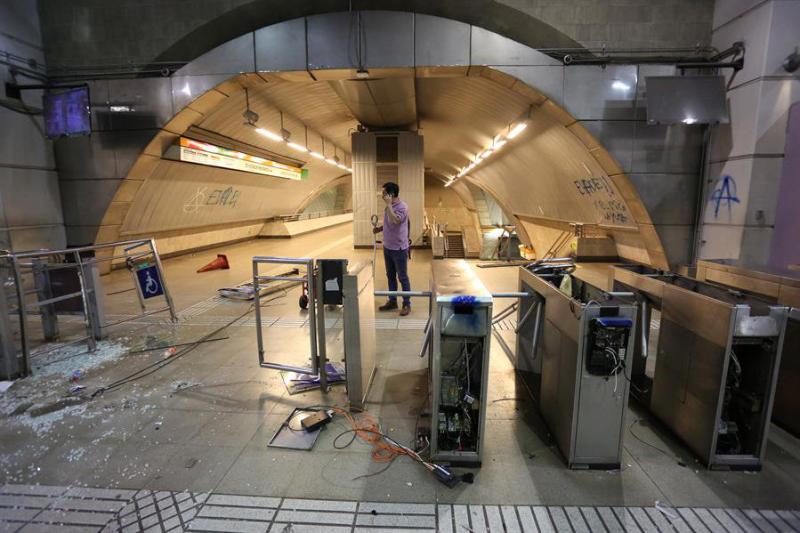 Aus Protest gegen Fahrpreiserhöhungen zerstörten Jugendliche  Drehkreuze in der Metro von Santiago