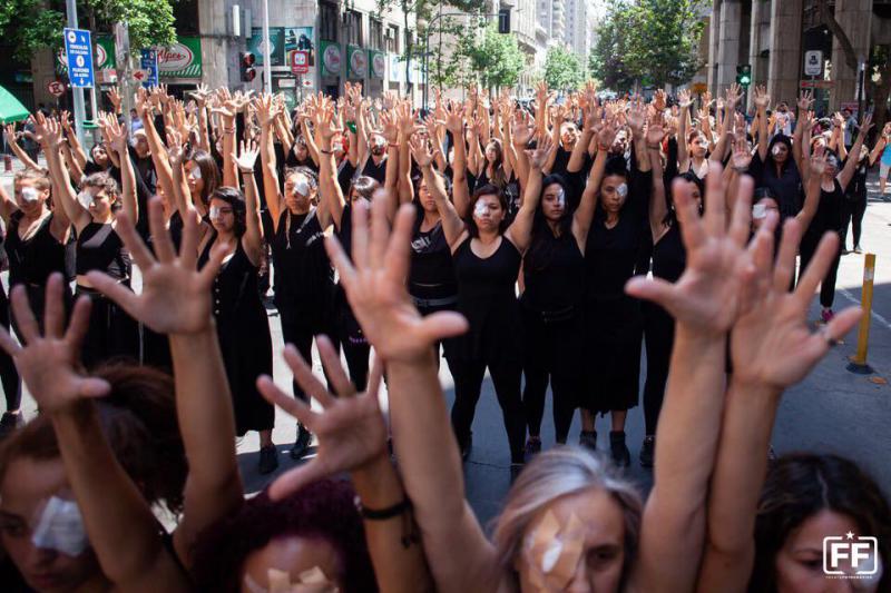 Politische Tanz-Aktion "Die blinden Töchter und Söhne des Terror-Staates von Piñera" am 12. November in Santiago
