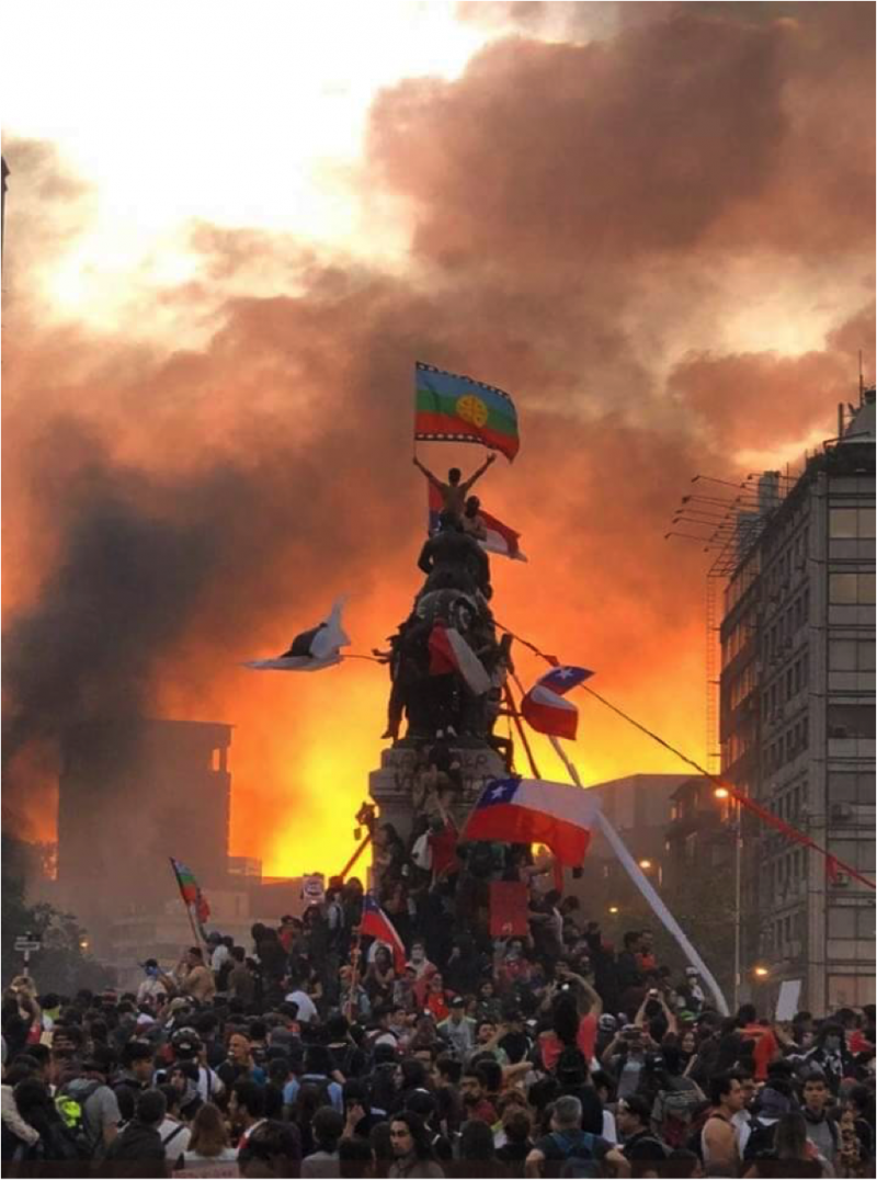 Demonstranten erklimmen in Santiago de Chile ein Denkmal