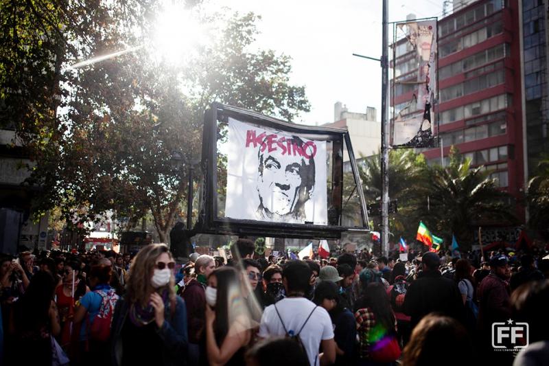 " Piñera - Mörder". Erstmals gelang es dem Demonstrationszug in Santiago, bis zum Regierungsgebäude vorzudringen