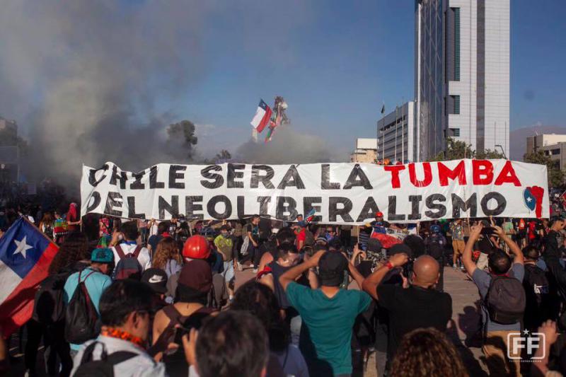 Bei einer Demonstration in Santiago am 16. November: "Chile wird das Grab des Neoliberalismus sein"