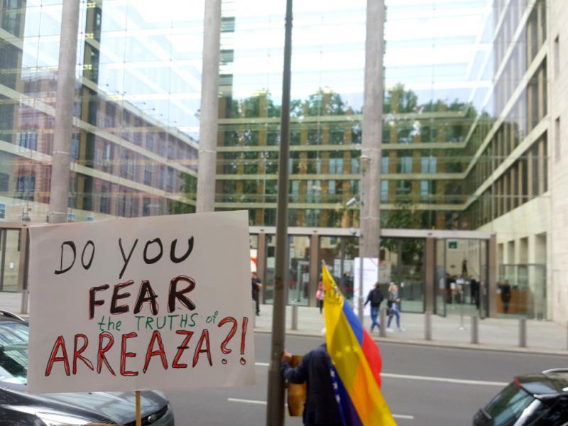 Protest vor dem Auswärtigen Amt in Berlin gegen die Nicht-Einladung Venezuelas: "Fürchtet ihr die Wahrheiten Arreazas (Außenminister von Venezuela)?!"