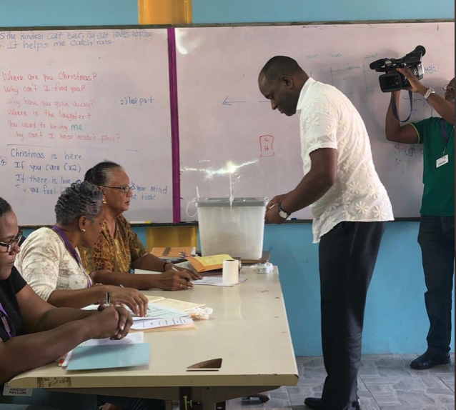 Bei der Stimmabgabe in Dominica: Premierminister Roosevelt Skerrit