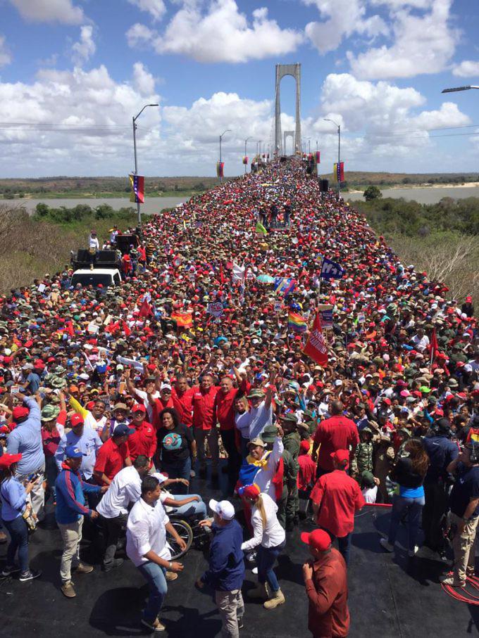 Am Mittwoch gingen in Bolívar eine große Menge an Unterstützern der Regierung auf die Straßen, hier auf der Brücke Angostura