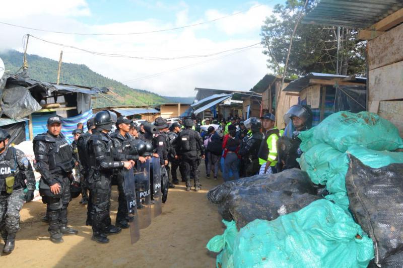 Polizisten überwachen die Räumung der illegalen Bergbausiedlung im Norden Ecuadors