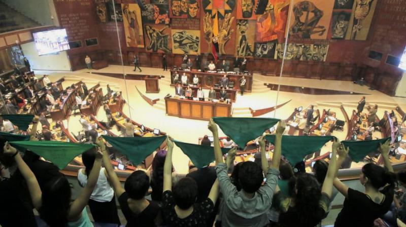 Frauen demonstrierten für die Legalisierung des Schwangerschaftsabbruchs bei der ersten Aussprache im Parlament von Ecuador am 3. Januar