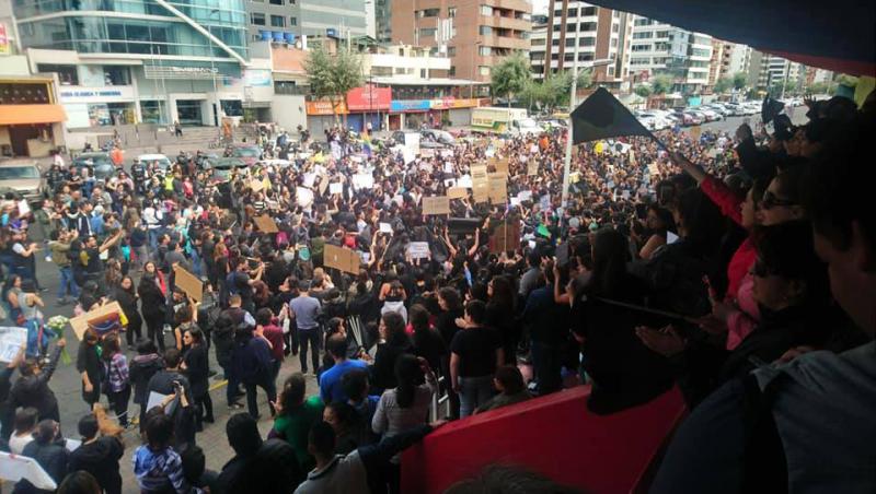 Tausende Menschen nahmen an dem Protestzug am Sonntag in Quito, Ecuador, teil