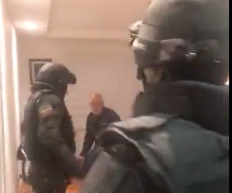 Schwer bewaffnete Polizisten in der Wohnung der Präfektin der Provinz Pichincha