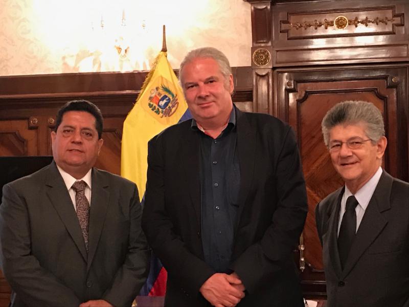 Hunko mit Edgar Zambrano (links) und Henry Ramos Allup, Parlamentsabgeordneten der oppositionellen Acción Democrática