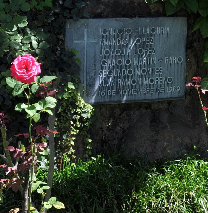 Gedenktafel für die Ermordeten im Rosengarten der UCA