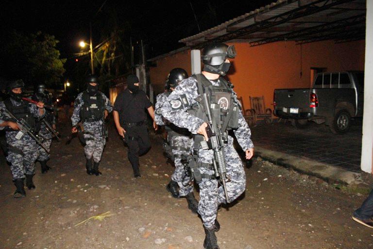 Spezialeinheit der Nationalen Zivilpolizei bei einem Einsatz gegen Banden im Osten des Landes