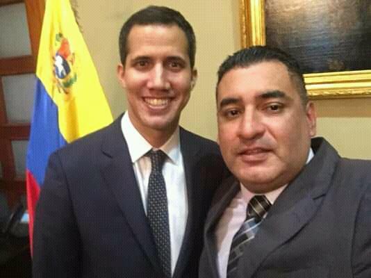 Der selbsternannte venezolanische Interimspräsident, Juan Guaidó, mit einem seiner Vertrauten und Parteifreunde, Kevin Rojas. Ihnen wird Veruntreuung von Geldern in Kolumbien vorgeworfen