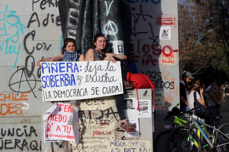 "Piñera - lass die Überheblichkeit sein und hör' zu. Die Demokratie muss geachtet werden": Auch diese zwei Frauen demonstrieren kreativ für die Respektierung demokratischer Grundwerte
