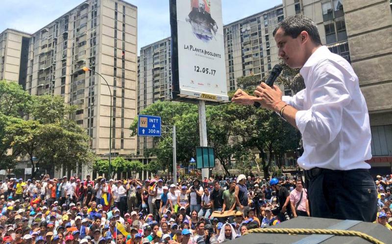 Juan Guaidó verkündet im Stadtteil El Marqués, Caracas, dass er den Druck auf den Amtsinhaber Präsident Nicolás Maduro erhöhen wolle und ruft zu Streiks auf