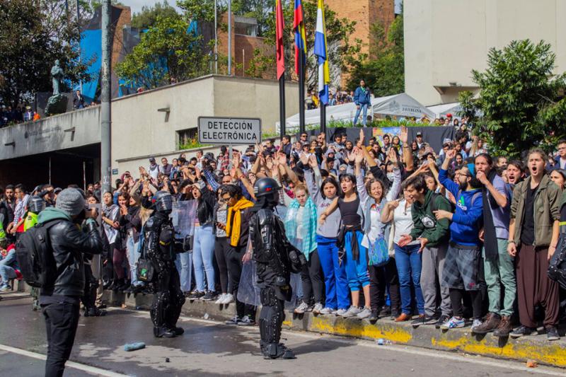 Studierende der Elite-Universität Javeriana solidarisieren sich mit ihren Kommilitonen von der Universidad Distrital