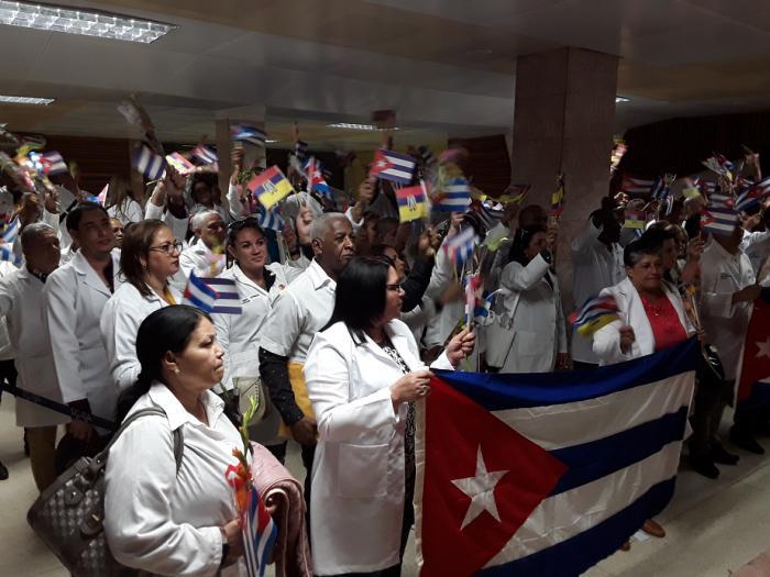Zurück in Kuba: Mediziner, die in Ecuador gearbeitet hatten, bei ihrer Ankunft auf dem Flughafen Antonio Maceo in Santiago de Cuba