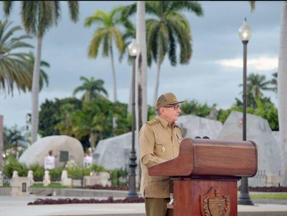 Raúl Castro bei seiner Ansprache in Santiago de Cuba. Links im Hintergrund das Grab Fidel Castros