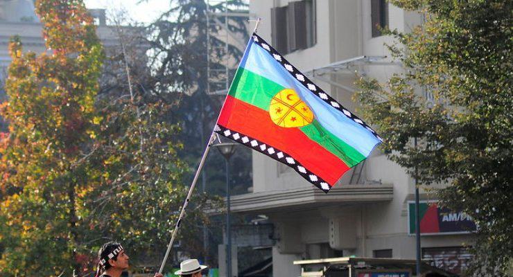 Die Flagge der Mapuche am Rande einer Demonstration