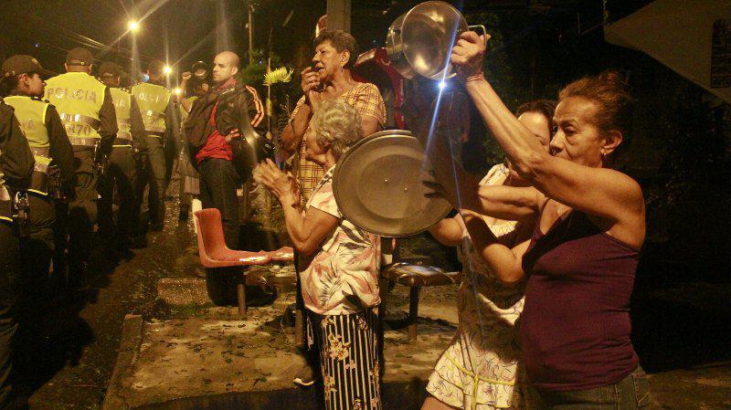 "Cacerolazo", Lärm schlagen in Medellín gegen die Regierungspolitik und die Repression