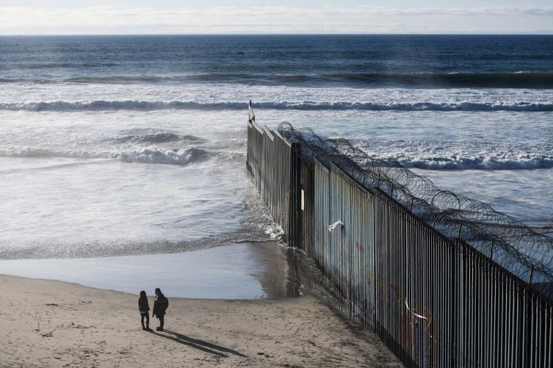 Mauer an der Grenze Mexiko-USA. Immer mehr Menschen versuchen, sie zu überwinden