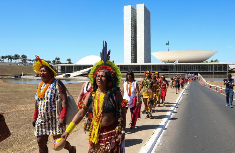 Marschieren gegen die indigenen Politik der Regierung in der Hauptstadt Brasília