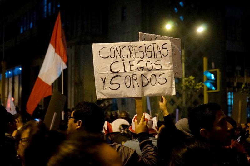 Zuspruch für die Entscheidung Vizcarras auf den Straßen Perus: "Blinde und taube Kongressabgeordnete"