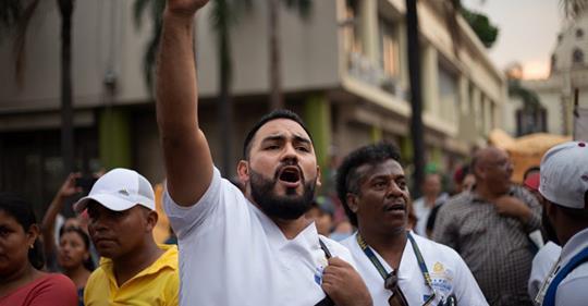 Schon am  25. April protestieren Ärzte und Lehrer in der honduranischen Hauptstadt Tegucigalpa gegen die Verabschiedung der Gesetze.