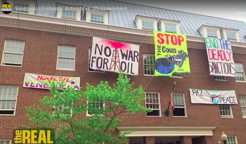 Transparente am Botschaftsgebäude: "Hände weg von Venezuela", "Kein Krieg für ÖL", "Stoppt den Putsch", "Beendet die tödlichen Sanktionen" und "Frieden" (Screenshot)