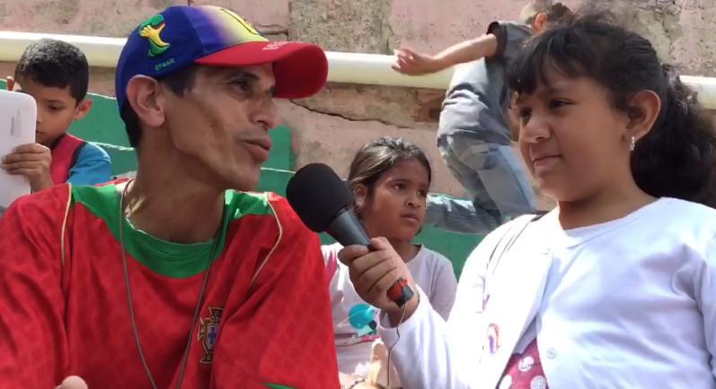 Diese junge "Kommunikatorin" interviewt einen Bewohner des Barrios