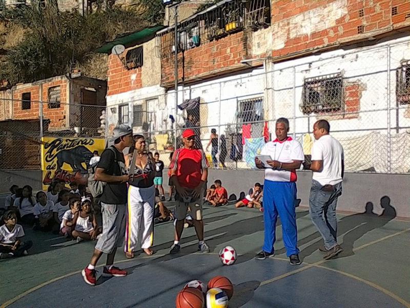 Einweihung eines Sportplatzes im Barrio, den die Kommune aufgebaut hat