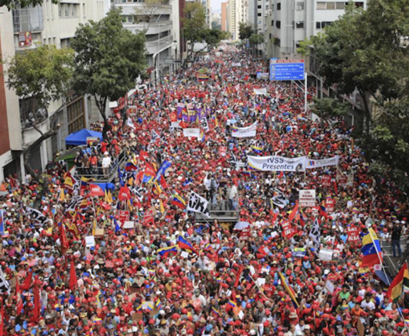Anhänger der Regierung Maduro demonstrieren gegen mutmaßliche Angriffe auf das Stromnetz