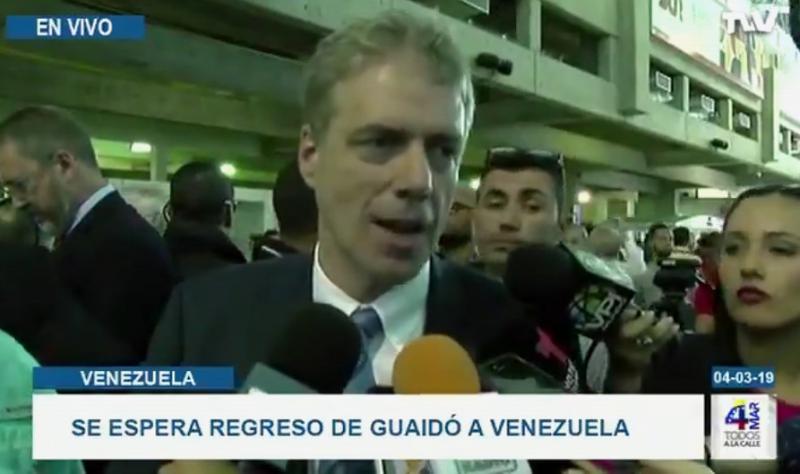 Der deutsche Botschafter Daniel Kriener empfing  Guaidó am internationalen Flughafen Simón Bolívar (Screenshot). Rechts unten eingeblendet: Aufruf der Opposition, auf die Straße zu gehen