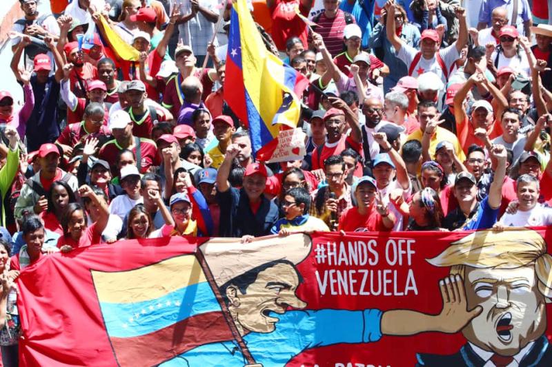 "Hände weg von Venezuela": Großdemonstration in Caracas. Seit der Verhängung von Sanktionen durch US-Präsident Obama 2014 gehen immer wieder tausende Venezolaner dagegen auf die Straße