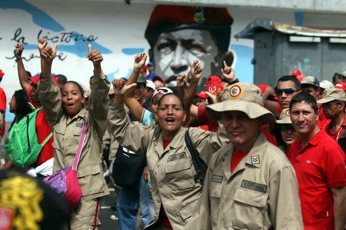 Unterstützer von Präsident Maduro auf dem Weg zu seinem Amtssitz Miraflores. Zahlreiche Milizionäre nahmen an dem Demonstrationszug teil