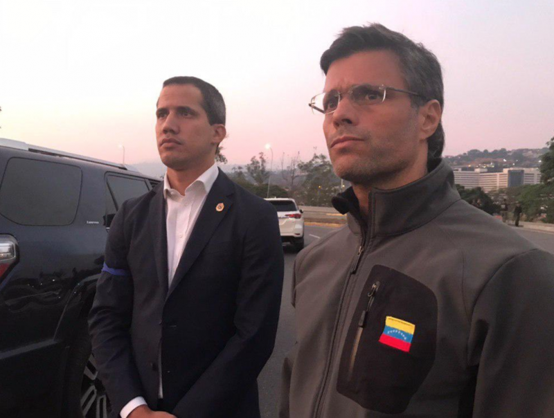 Oppositionspolitiker Guaidó und López (rechts) vor dem Militärstützpunkt La Carlota am 30. April 2019. Der Umsturzversuch scheiterte, López floh in die spanische Botschaft