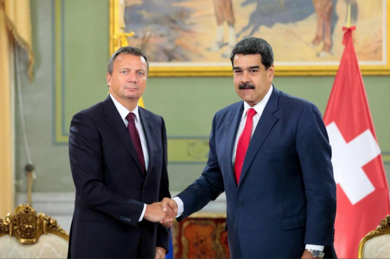 Der neue Schweizer Botschafter in Venezuela, Didier Chassot, mit Präsident Maduro