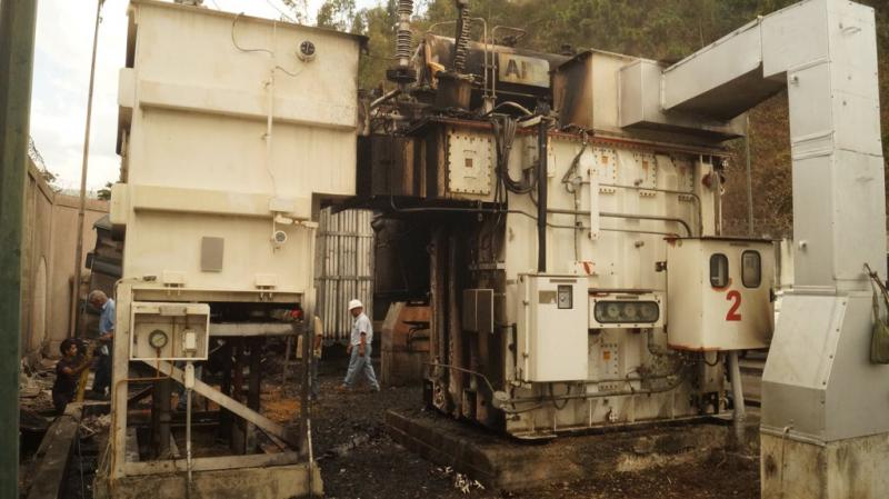 Arbeiter der staatlichen Corporación Eléctrica Nacional bei der Reparatur eines Umspannwerks in Baruta im Bundesstaat Miranda, das am Sonntagnacht explodierte