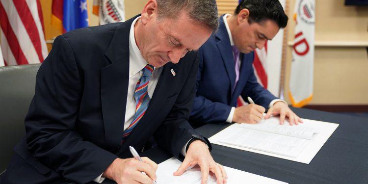 Mark Green von Usaid und Guaidos Vertreter in den USA, Carlos Vecchio, unterzeichneten den Vertrag in Washington