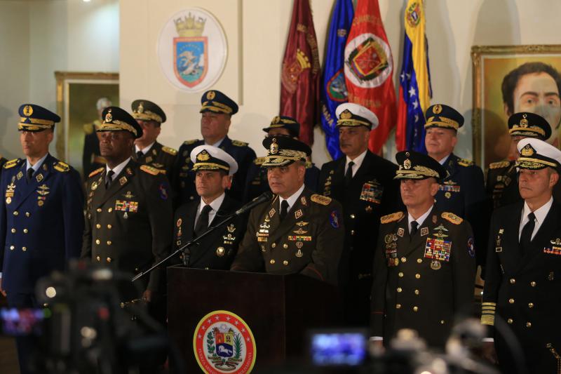 Verteidigungsminister General Vladimir Padrino, umgeben von allen Mitgliedern des Oberkommandos, bekräftigte am 24. Januar das Engagement der Armee, der Nation und dem verfassungsgemäß gewählten Präsidenten Maduro zu dienen