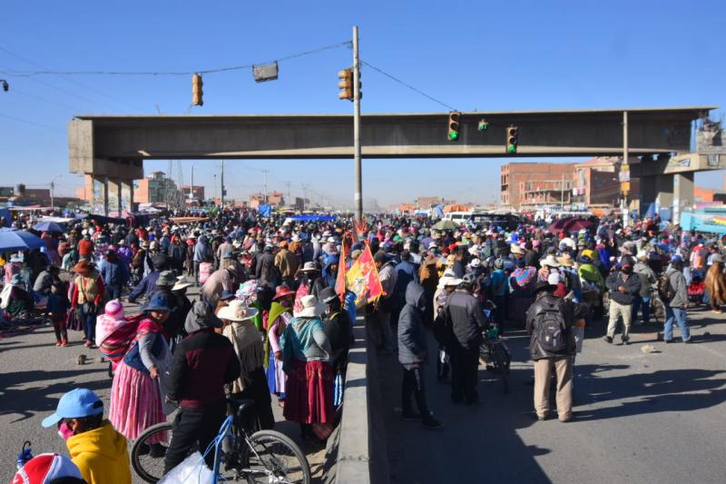 Circa 60 Fernstraßen werden derzeit in Bolivien blockiert. Die Demonstranten fordern faire und zeitnahe Wahlen