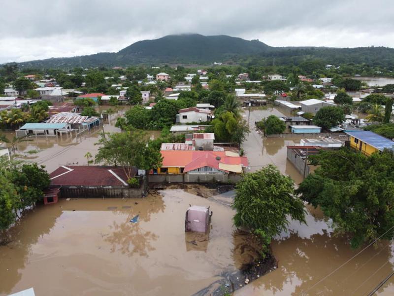 Wohnviertel in San Pedro Sula, Honduras, unter Wasser