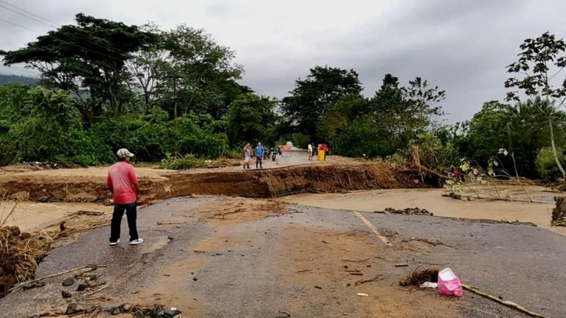 Die Verbindungsstraße zwischen El Progreso und Santa Rita in Honduras wurde auf der Höhe des Ortes Arena Blanca zerstört