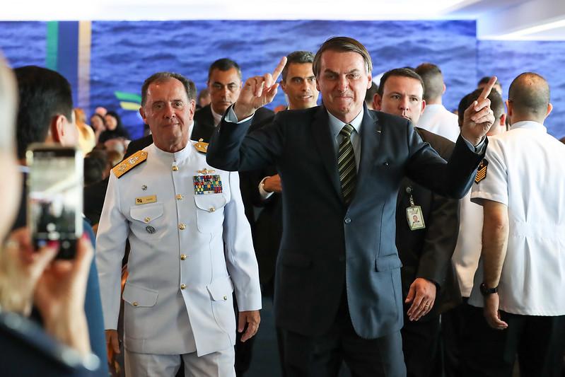 Umringt von Militärs fühlt sich Brasiliens Präsident Jair Bolsonaro noch immer am wohlsten